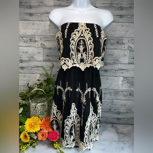Hot & Delicious strapless dress with embroidery. Size small fully lined.